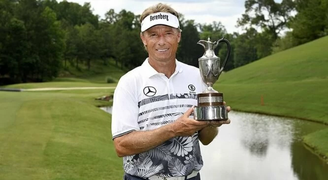 Bernhard Langer sostiene el trofeo de campeón en el Regions Tradition. © PGA Tour Champions