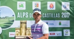 Sebastián García Rodríguez posa con el trofeo de campeón en el Alps Las Castilllas.