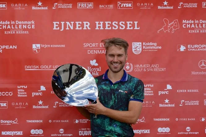 Oscar Stark posa con el trofeo de campeón en Dinamarca. © Louise Svejstrup Jeppesen