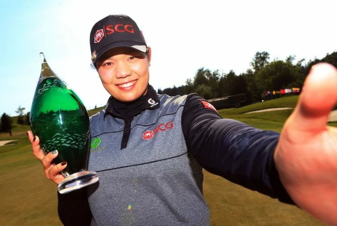 Ariya Jutanugarn se hace un selfie con el trofeo. © LPGA