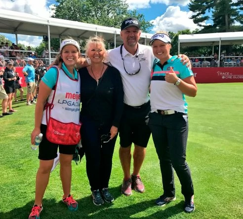Brooke Henderson, a la derecha, junto a su familia © LPGA Tour