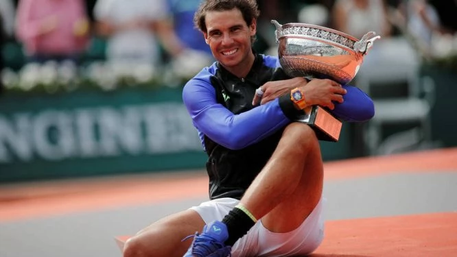 Rafa Nadal se abraza a su décimo Roland Garros.
