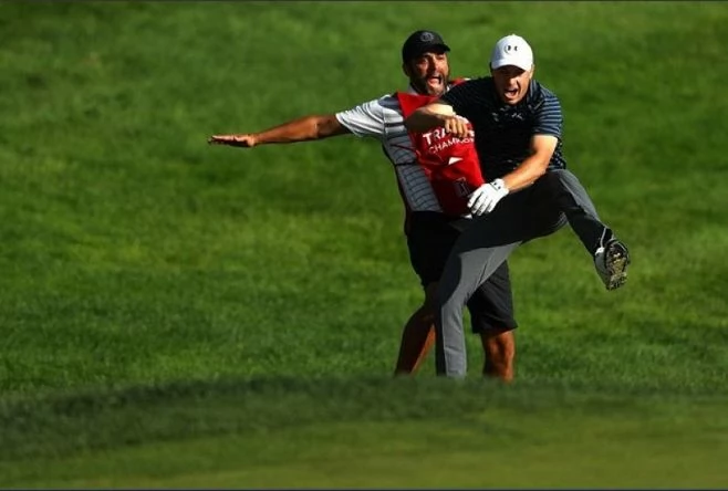 Jordan Spieth y Greller celebran la victoria en el Travelers tras embocar desde el búnker. © PGA Tour