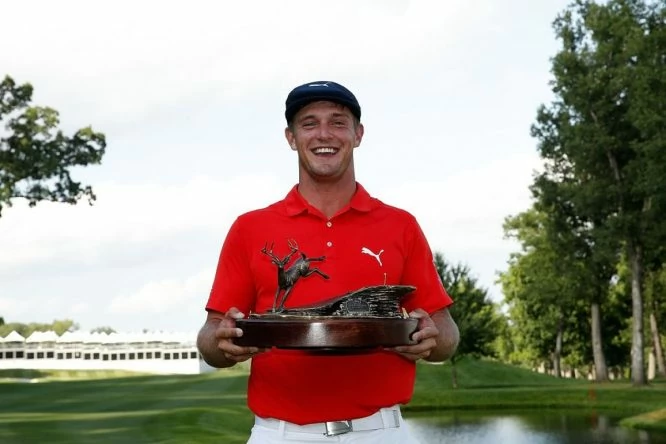 Bryson DeChambeau posa con el trofeo de ganador del John Deere Classic. © Twitter PGA Tour