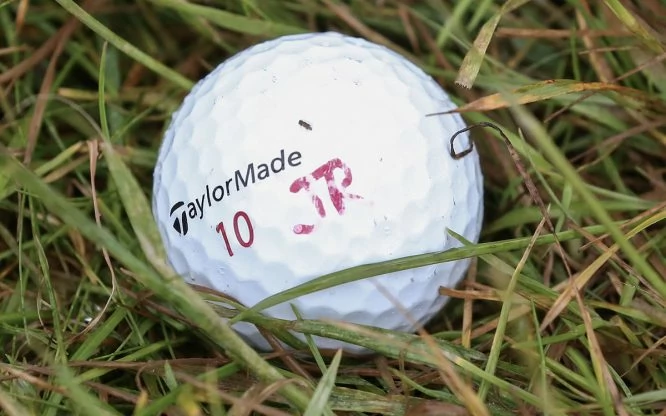La bola de Jon Rahm marcada en rojo con las iniciales de su nombre. © Golffile | David Lloyd