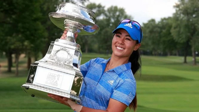 Danielle Kang, posa con el trofeo de ganadora del KPMG Women's PGA Championship. © Twitter LPGA