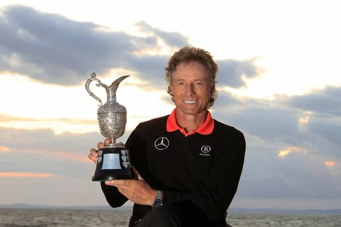 Bernhard Langer posa con el trofeo conquistado hace tres años. © Phil Inglis / Getty Images