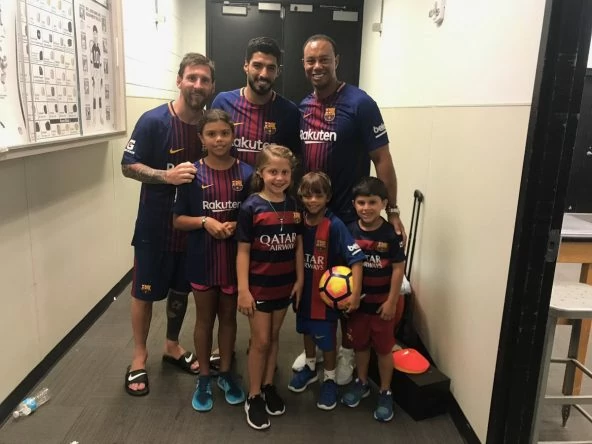 Tiger, sus hijos y unos amigos, con Messi y Suárez