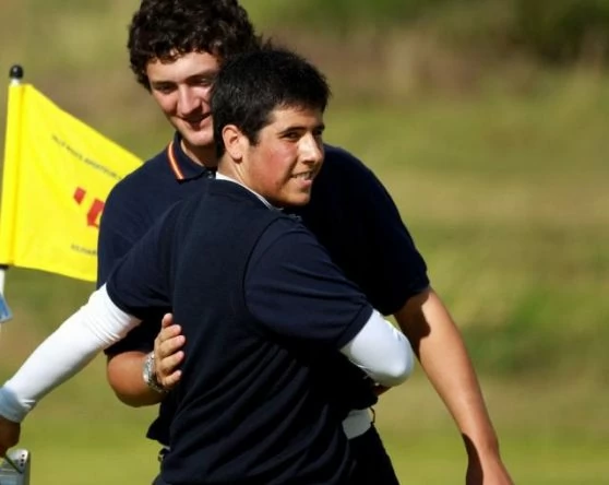Adrián Otaegui y Jon Rahm, abrazados tras meterse en la final del British Boys. © RFEG