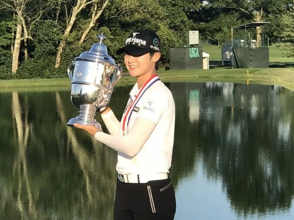 Sung Hyun Park sostiene el trofeo de campeona del US Open. © LPGA