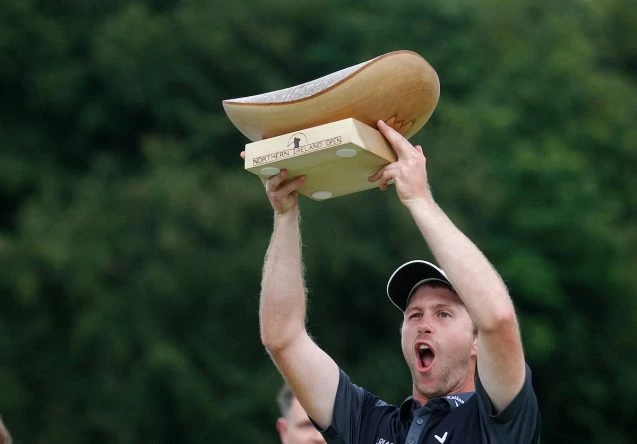 Robin Sciot-Siegrist levanta el título de campeón en Irlanda del Norte. © Golffile
