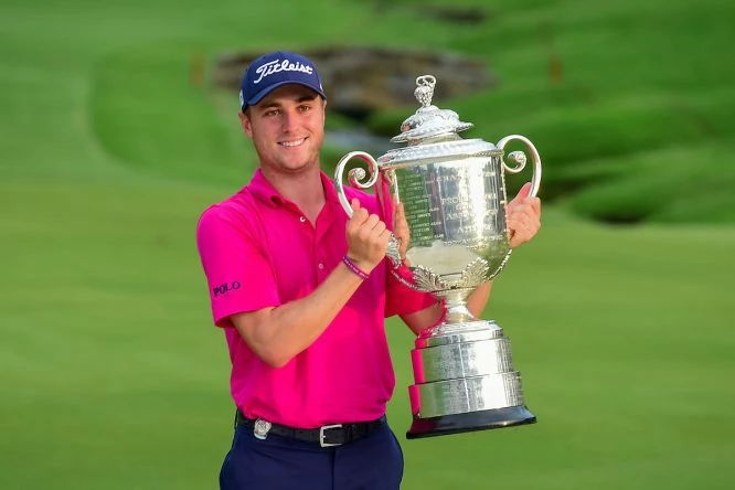 Justin Thomas sostiene el trofeo de campeón del PGA Championship. © Golffile | Ken Murray