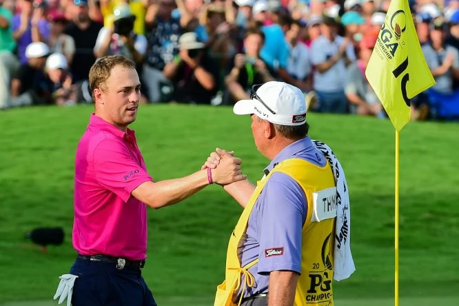 Justin Thomas saluda a su caddie Jimmy Johnson tras la última vuelta del PGA. © Golffile | Ken Murray