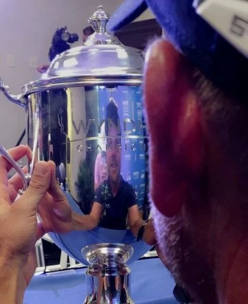 Henrik Stenson se refleja en el trofeo del Wyndham Championship. © PGA Tour