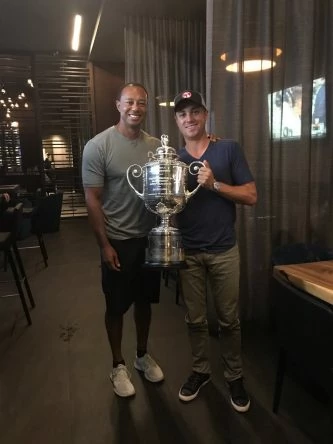 Tiger Woods y Justin Thomas, con el trofeo Wanamaker. © Twitter