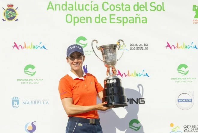 Azahara Muñoz con el trofeo de ganadora del Andalucía Costa del Sol Open De España Femenino. © Tristan Jones
