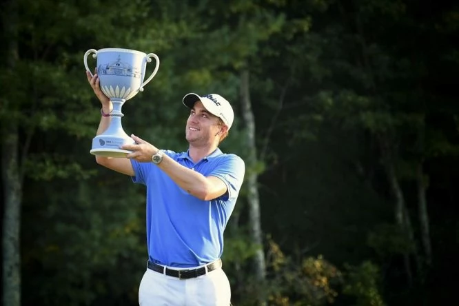 Justin Thomas posa con el trofeo de ganador del Dell Technologies Championship. © Twitter PGA Tour
