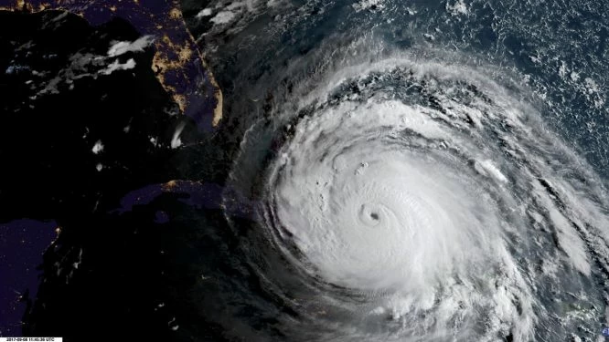 El Huracán Irma mientras avanza frente a Cuba hacia Florida.
