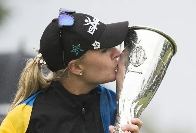 Anna Nordqvist besa el trofeo del Evian.