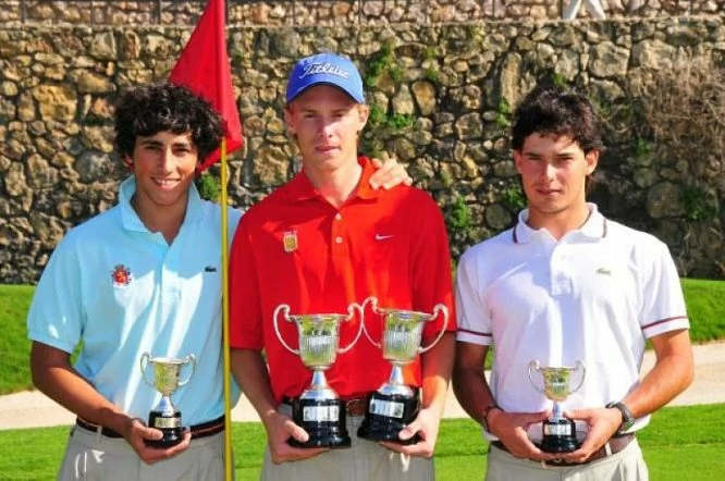 Jordi García Pinto, Carlos Pigem (izda.) y Borja Etchart (dcha.) posan con los trofeos en aquel Campeonato de España Junior. © Íñigo Alfaro
