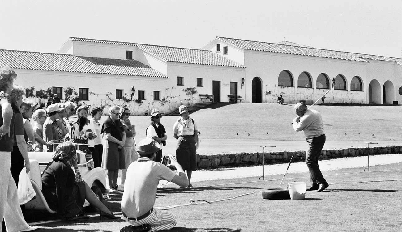 Valderrama-starting Henry Cotton realiza su clásica demostración pegando golpes contra un neumático. © RCValderrama