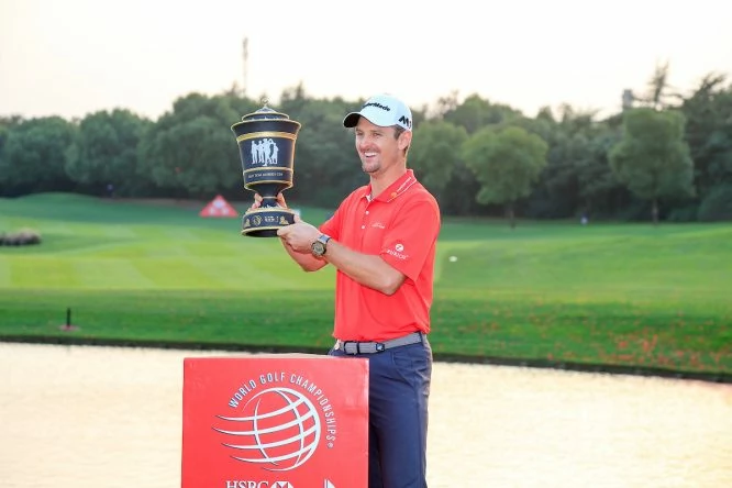 Justin Rose con el trofeo de ganador del WGC-HSBC Champions. © Golffile | Fran Caffrey