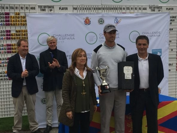 Victor Perez recibe el trofeo de campeón en Izki Golf.