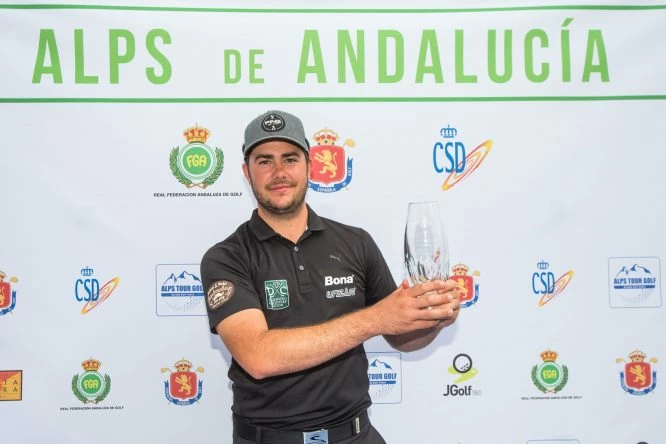 Clemens Gaster posa con el título de campeón del Alps Tour Andalucía. © Tristan Jones
