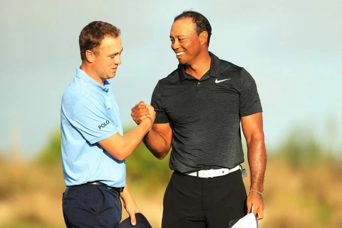 Tiger Woods y Justin Thomas se saludan tras la vuelta. © PGA Tour