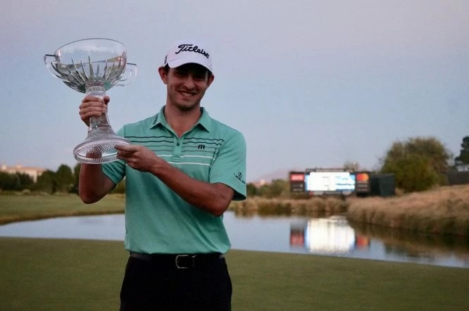 Patrick Cantlay posa con el trofeo de ganador del Shriners Hospitals for Children Open. © Twitter PGA Tour