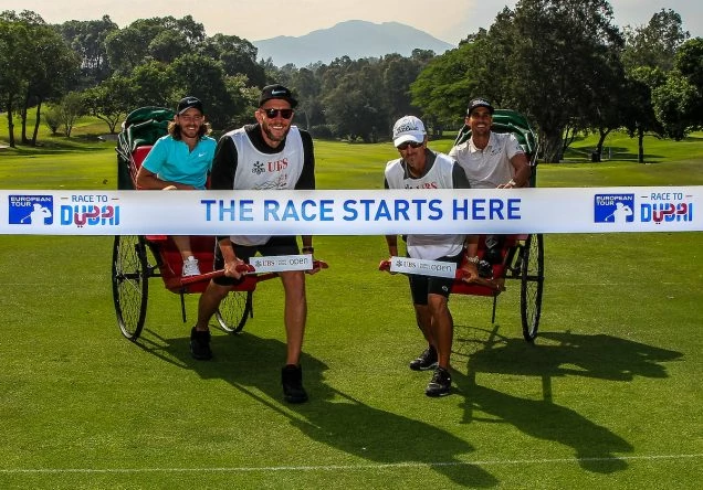 Tommy Fleetwood y Rafa Cabrera Bello promocionan el inicio de la Race to Dubai en Hong Kong. © Golffile | Thos Caffrey