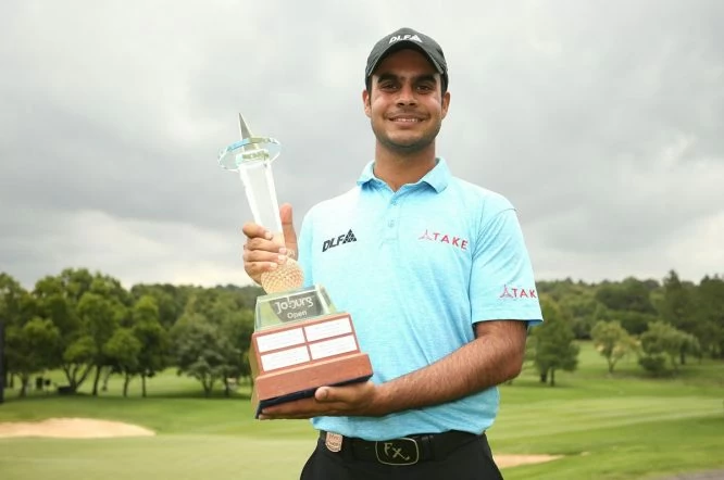 Shubhankar Sharma posa con el trofeo de ganador del Joburg Open. © Twitter European Tour