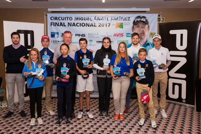 Miguel Ángel Jiménez, junto a los ganadores del circuito en La Finca Golf. © Hugo Alcalde