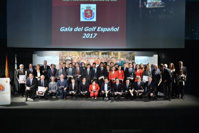 Los homenajeados en la gala del golf español en el COE. © RFEG