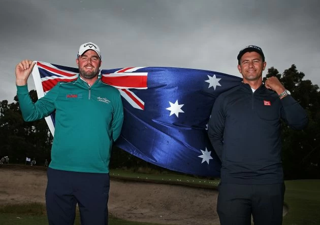 Marc Leishman y Adam Scott posan con la bandera de Australia en la Copa del Mundo celebrada el año pasado. © Scott Barbour/Getty Images