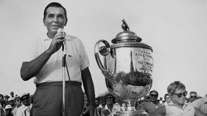 Julius Boros, junto al PGA Championship que conquistó en 1968.