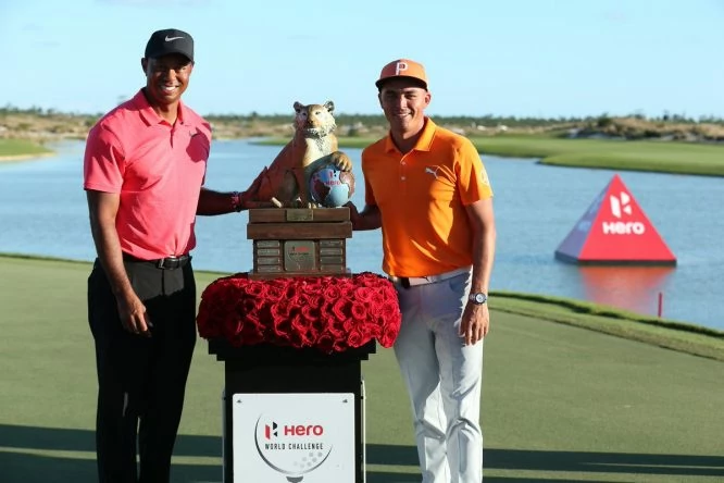 Tiger Woods y Rickie Fowler posan junto al trofeo que conquistó el 'golfista naranja'. © Tiger Woods