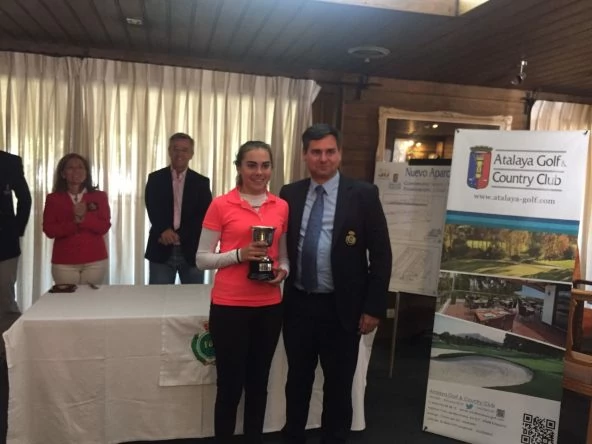 Laura Pasalodos, con el trofeo junto al presidente de la Federación Andaluza, Pablo Mansilla.