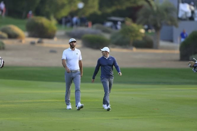 Dustin Johnson y Rory McIlroy durante la primera jornada en Abu Dhabi. © Golffile | Fran Caffrey