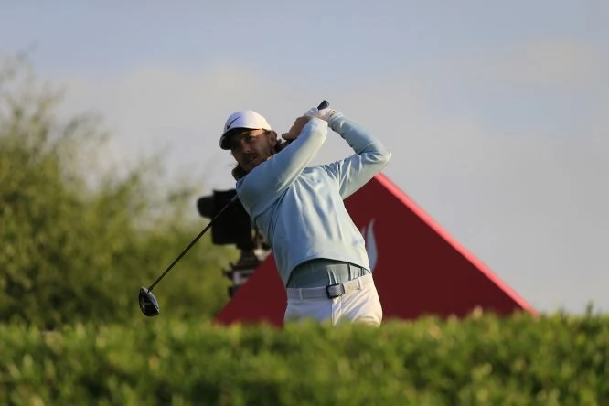 Tommy Fleetwood en el hoyo 11 durante la primera jornada en el Abu Dhabi Golf. Club. © Golffile | Fran Caffrey