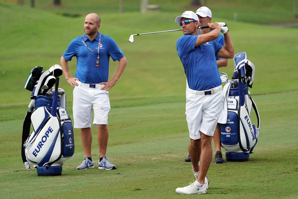DTIryGGUMAA-FdE Rafa Cabrera Bello, hoy durante la ronda de prácticas de la EurAsia Cup en Malasia. © Twitter