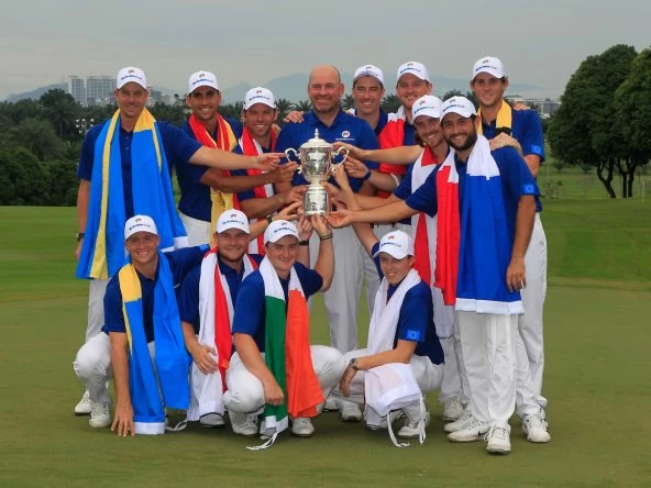 El equipo europeo posa con el trofeo de ganador de la EurAsia Cup. © Golffile | Thos Caffrey