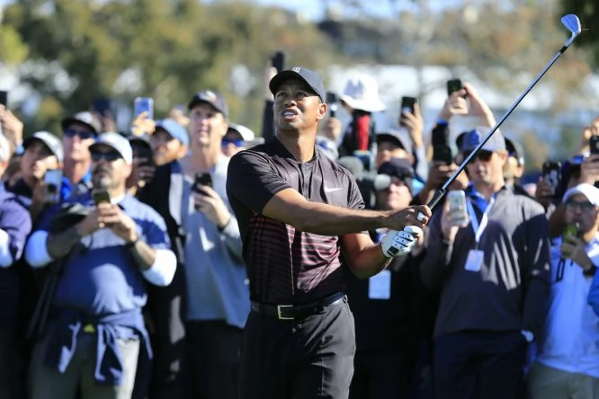 Tiger Woods pega su segundo golpe en su primer hoyo en el Farmers Insurance Open. © Eoin Clarke | Golffile