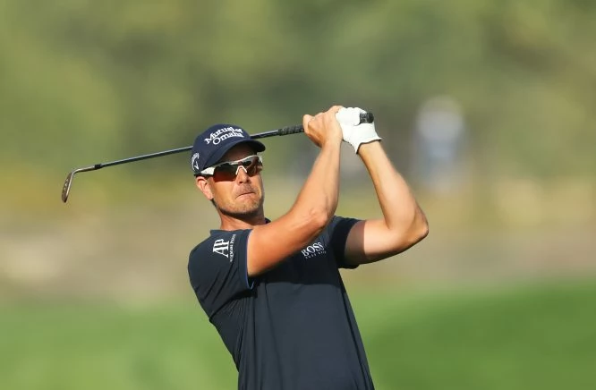 Henrik Stenson of Sweden plays his second shot on the 14th hole during day three of Omega Dubai Desert Classic at Emirates Golf Club on January 27, 2018 in Dubai, United Arab Emirates. (Photo by David Cannon/Getty Images)