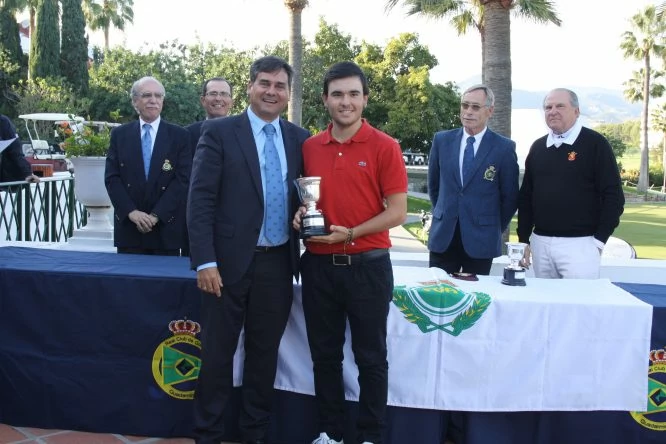 Ángel Hidalgo recibe el trofeo de campeón de manos de Pablo Mansilla, presidente de la Federación Andaluza de Golf.