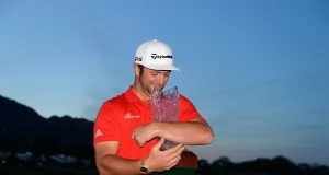 Jon Rahm posa con el trofeo de ganador del CareerBuilder Golf Challenge. © Twitter PGA Tour