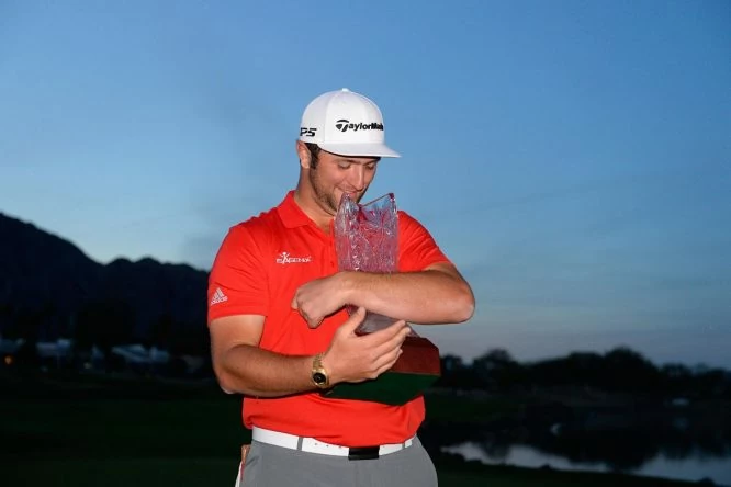 Jon Rahm posa con el trofeo de ganador del CareerBuilder Golf Challenge. © Twitter PGA Tour