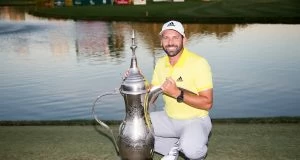 Sergio García posa con el trofeo de ganador del Omega Dubai Desert Classic 2017. © Golffile | Fran Caffrey