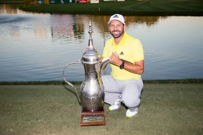 Sergio García posa con el trofeo de ganador del Omega Dubai Desert Classic 2017. © Golffile | Fran Caffrey