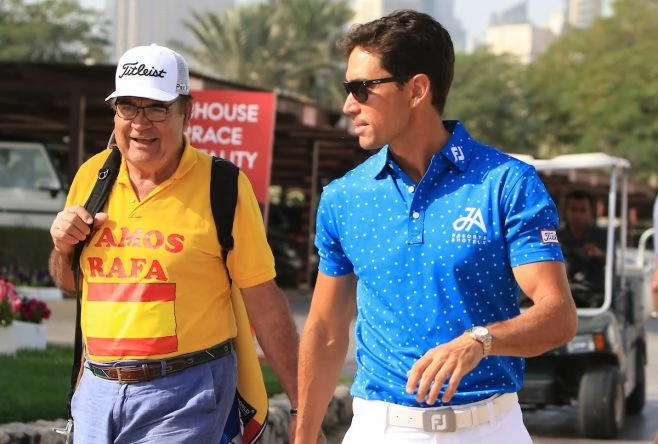 Rafa Cabrera Bello, junto a su padre, poco antes de la cuarta ronda del Omega Dubai Desert Classic. © Thos Caffrey | Golffile